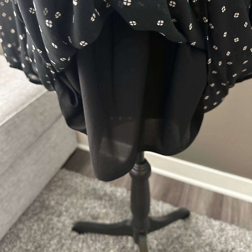 Never worn Jones New York Black and White Patterned Top
#5 - Picture 4 of 4